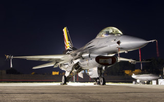 Jetfighter tarmac night lights cobra - a jet fighter free wallpaper