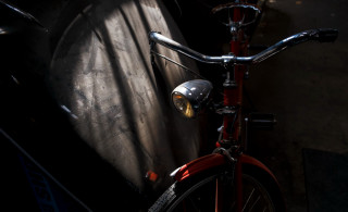 Red bike black seat yellow - a yellow light free wallpaper for desktop