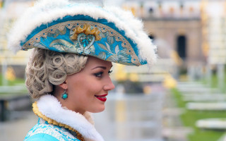 Blue gold hat fur coat - a gold free wallpaper