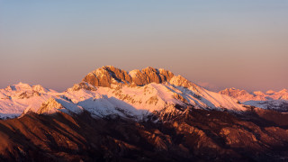 Mountain snow campfire sunset gradient - alen divi free wallpaper