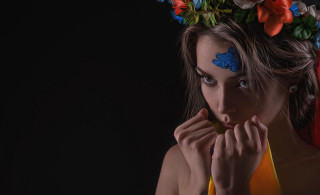 Woman flower crown yellow scarf - a flower crown free wallpaper