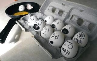 Carton eggs faces fryingpan counter - expressive free wallpaper