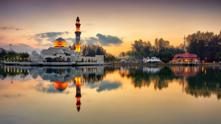 Mosque sunset lake reflection trees - free spring wallpaper