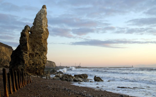 Rocky beach boat mountain sky - free ship wallpaper