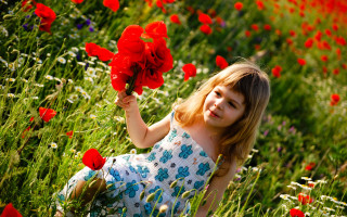 Little girl field flower red - little free wallpaper