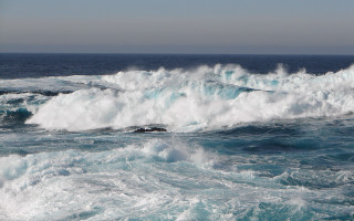 Large wave breaking ocean waves - a large wave free wallpaper