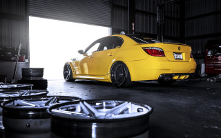 Yellow car garage tirechanger jigsaw - a garage next free wallpaper