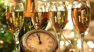 Clock champagne glasses table christmas - free holidays wallpaper for desktop