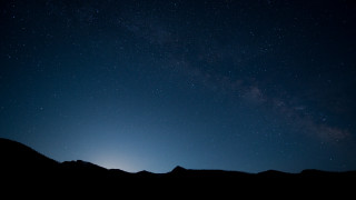 Night sky stars mountain horizon - free sky wallpaper