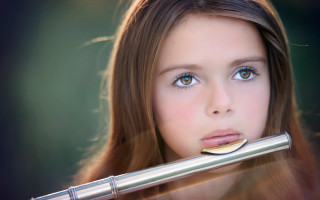 Surprised girl metal object blonde - a metal object free wallpaper