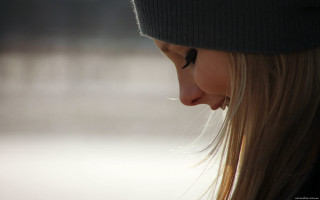 Woman hat cellphone hands shallow - she free wallpaper