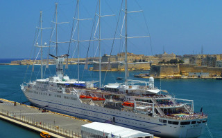 Large white boat cityscape panoramic - panoramic free wallpaper