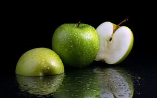 Green apple slice half reflective - reflective free wallpaper