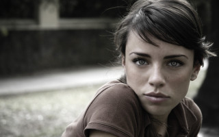 Serious woman park bench hyperrealism - annabel eyres free wallpaper