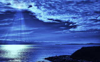 Blue sky clouds beam light - crepuscular free wallpaper for desktop