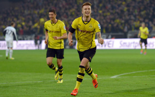 Soccer player running stadium blurry - a soccer player free wallpaper for desktop