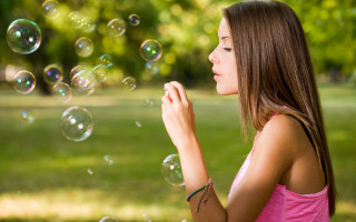 Girl bubbles park sunny trees - a park free wallpaper for desktop