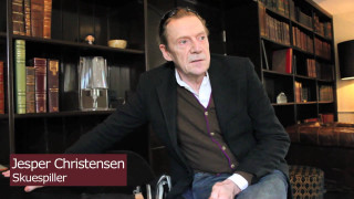 Man sitting chair book shelf - de stijl free wallpaper