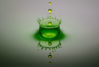 Green liquid splash crown reflection - crown free wallpaper for desktop
