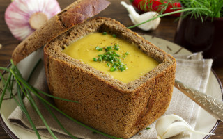 Soup bread garlic plate knife - a bowl of soup free wallpaper