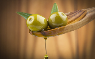 Spoon olives oil photorealism 3d - a spoon free wallpaper