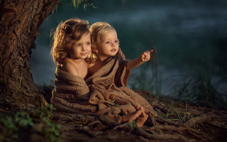 Two girls forest under tree - the other pointing free wallpaper