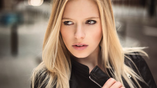 Blonde woman black jacket bokeh - free textures wallpaper