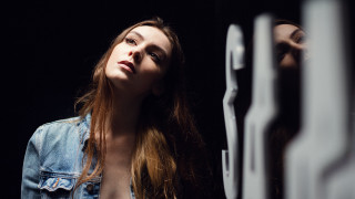 Woman gate illusion anamorphic blurry - abstract illusionism free wallpaper