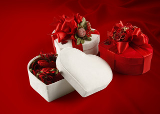 Heart shaped boxes red bows - detail free wallpaper for desktop