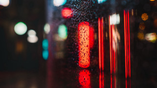 Red trafficlight tallbuilding night rain - elsa bleda free wallpaper for desktop
