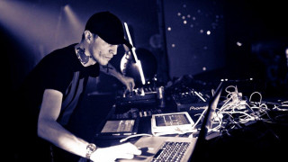 Man black shirt laptop recording - antoni pitxot free wallpaper