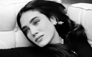 Woman couch pearls jewelry blackandwhite - carol bove free wallpaper