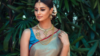 Woman flower necklaces bronze sculpture - a necklace and a necklace free wallpaper