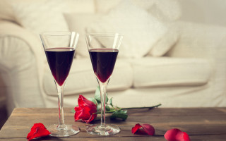 Wine glasses roses couch romantic 2 - two glass of wine free wallpaper