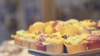 Cupcakes frosting toppings blurry shallow 2 - clara peeters free wallpaper