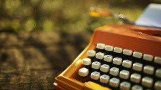 Typewriter closeup bokeh blurry background - a blurry background of grass and trees free wallpaper for desktop
