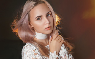 Blonde woman rococo portrait jewelry - her neck and a necklace free wallpaper