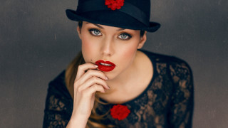 Woman red rose black hat - a black hat free wallpaper