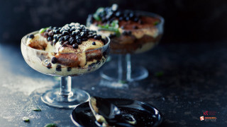 Blackberries cream glass dish blurry - baroque free wallpaper