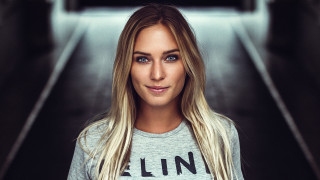 Blonde woman hallway profile destijl - profile picture free wallpaper