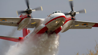 Red white plane smoke propeller - wing and a propeller free wallpaper