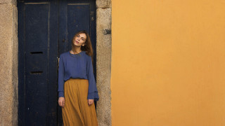 Woman standing door blue shirt - a door free wallpaper