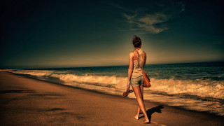 Woman beach purse handbag sunset - a purse free wallpaper
