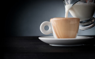Coffee pour on saucer spoon - a saucer free wallpaper
