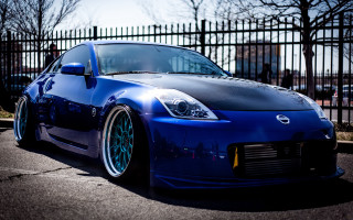 Blue nissan tiltshift snow fence - a black fence free wallpaper