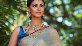 Woman necklace diamond sculpture outdoors - a necklace and a necklace free wallpaper