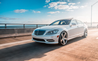 White car ocean bridge sky - a white car free wallpaper for desktop