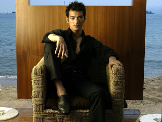 Man sitting chair ocean arms - leg free wallpaper