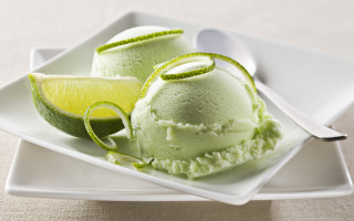 Lime ice plate slice spoon - a spoon free wallpaper