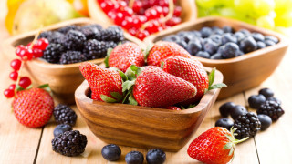 Wooden bowl berries blueberries closeup - precisionism free wallpaper